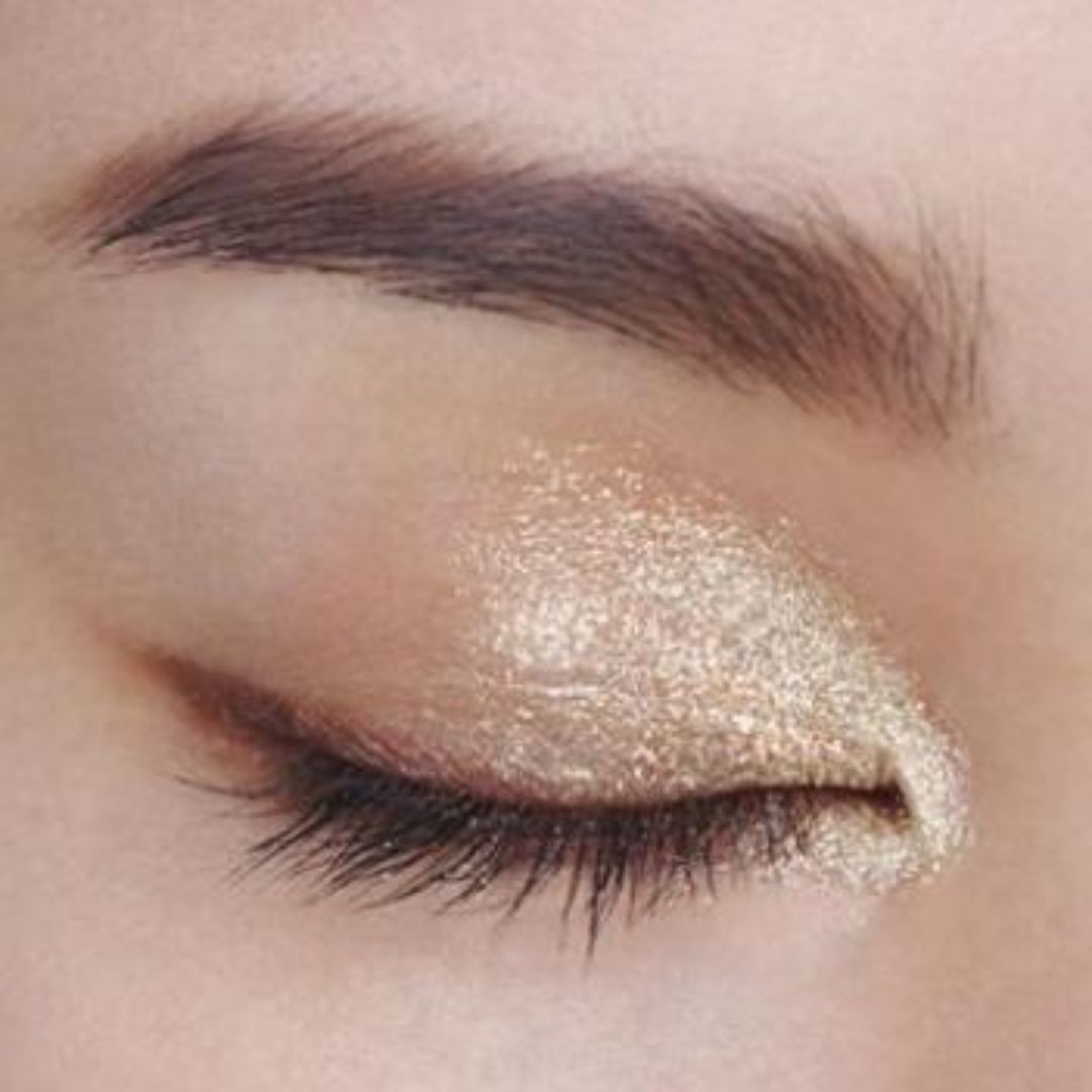 Application du Baume Magic Shine 292 Gold sur la paupière