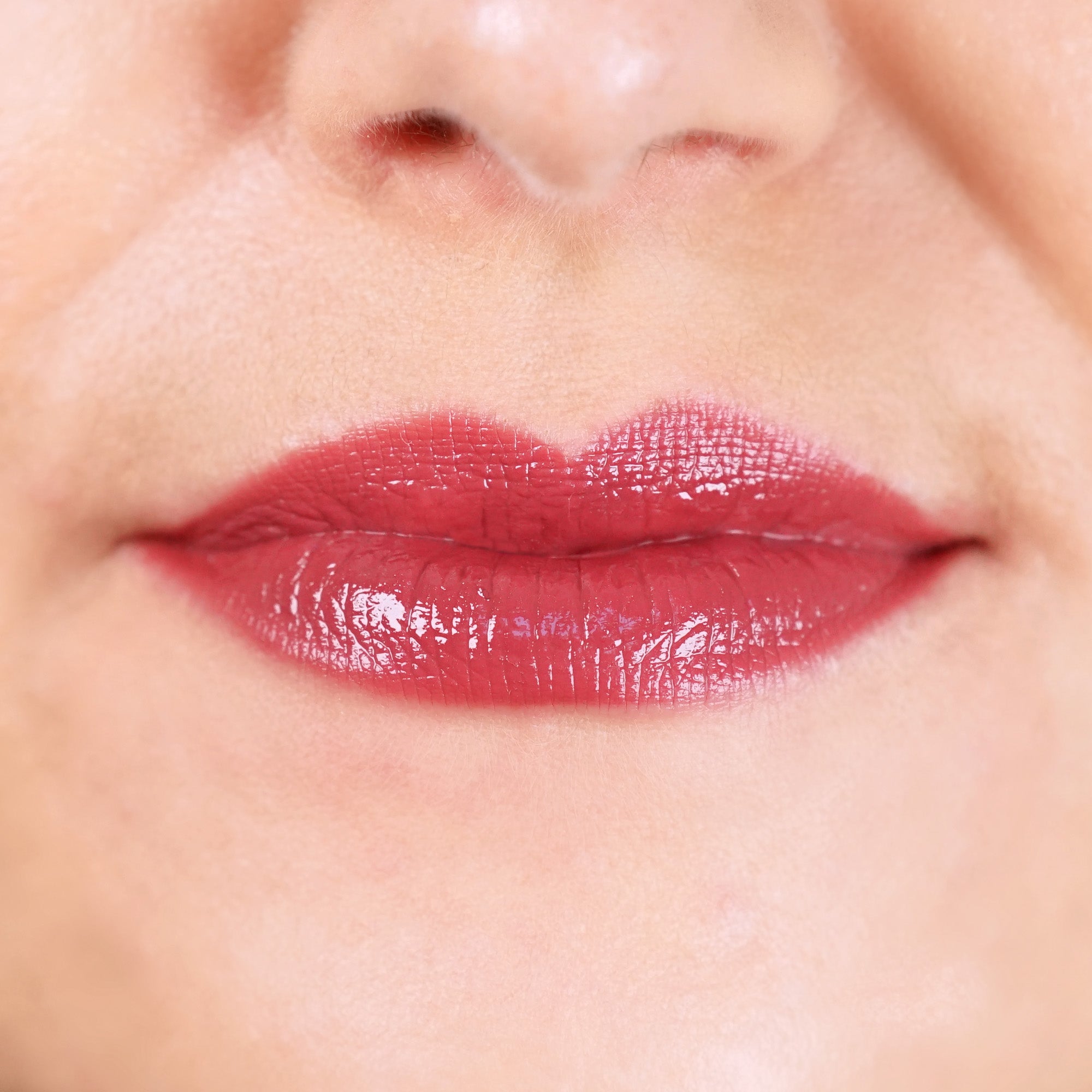 Application de l’Encre à lèvres 442 Bordeaux chic sur les lèvres