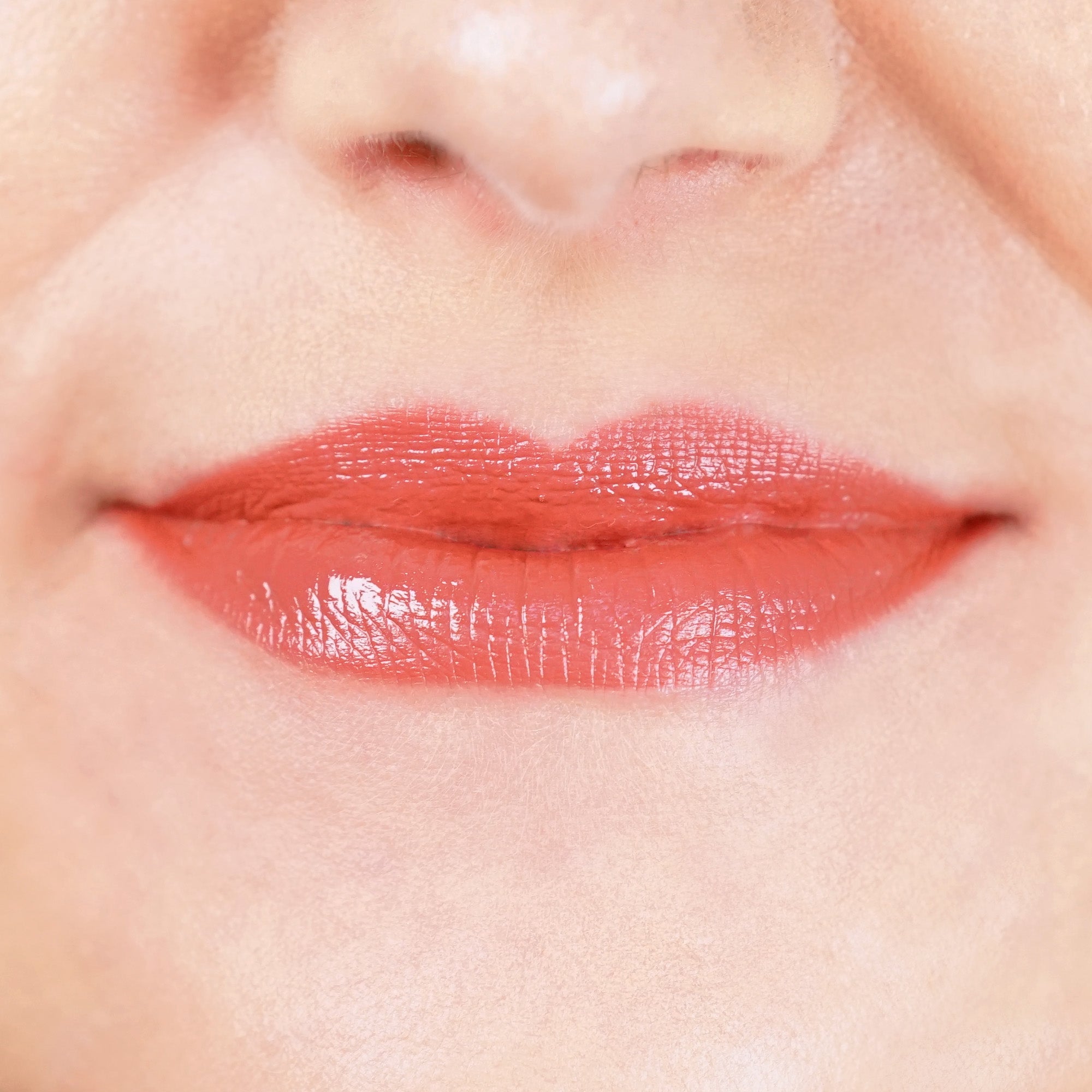 Application de l’Encre à lèvres 443 Fraise sur les lèvres