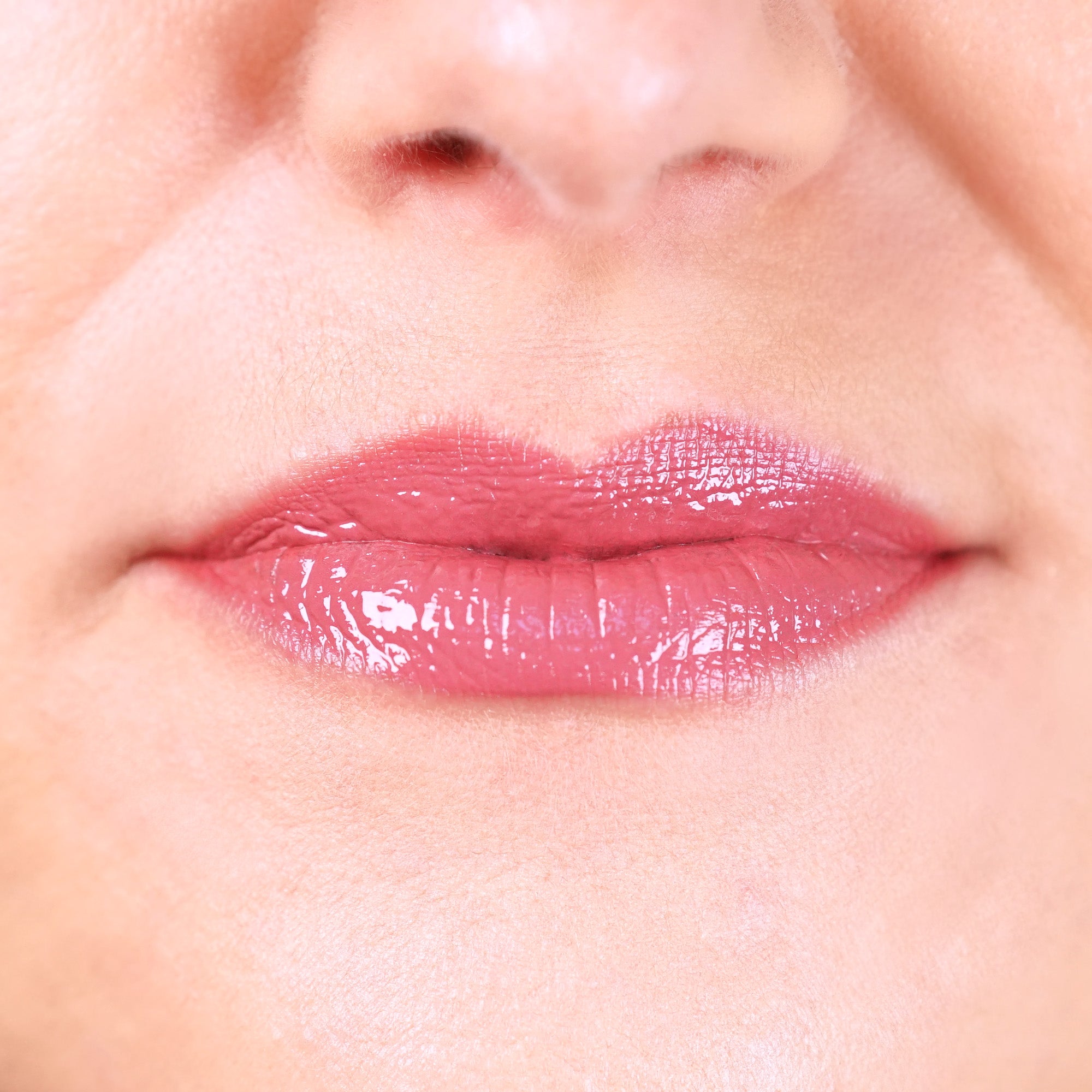 Application de l’Encre à lèvres 441 Rose Emma – ZAO MAKEUP sur les lèvres