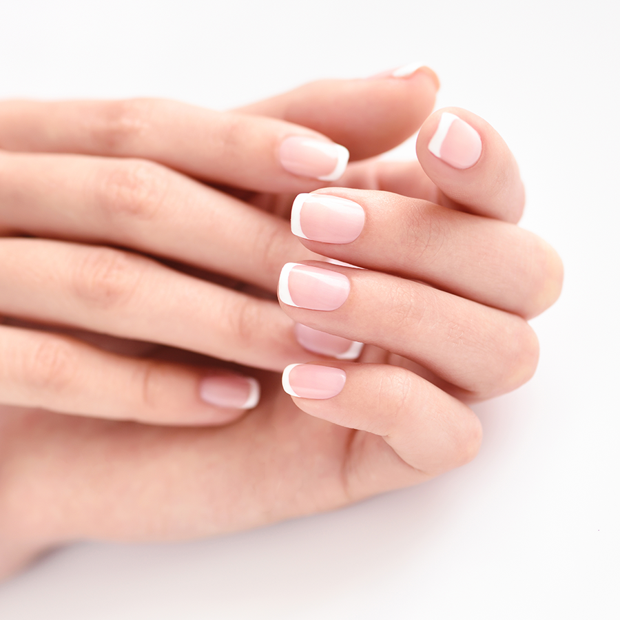 Application du French manucure 641 Blanc sur l’ongle