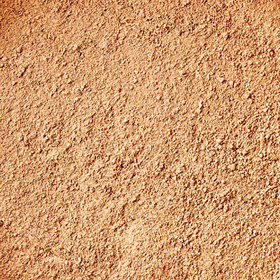 Application de la Mineral silk 504 Beige neutre sur la peau