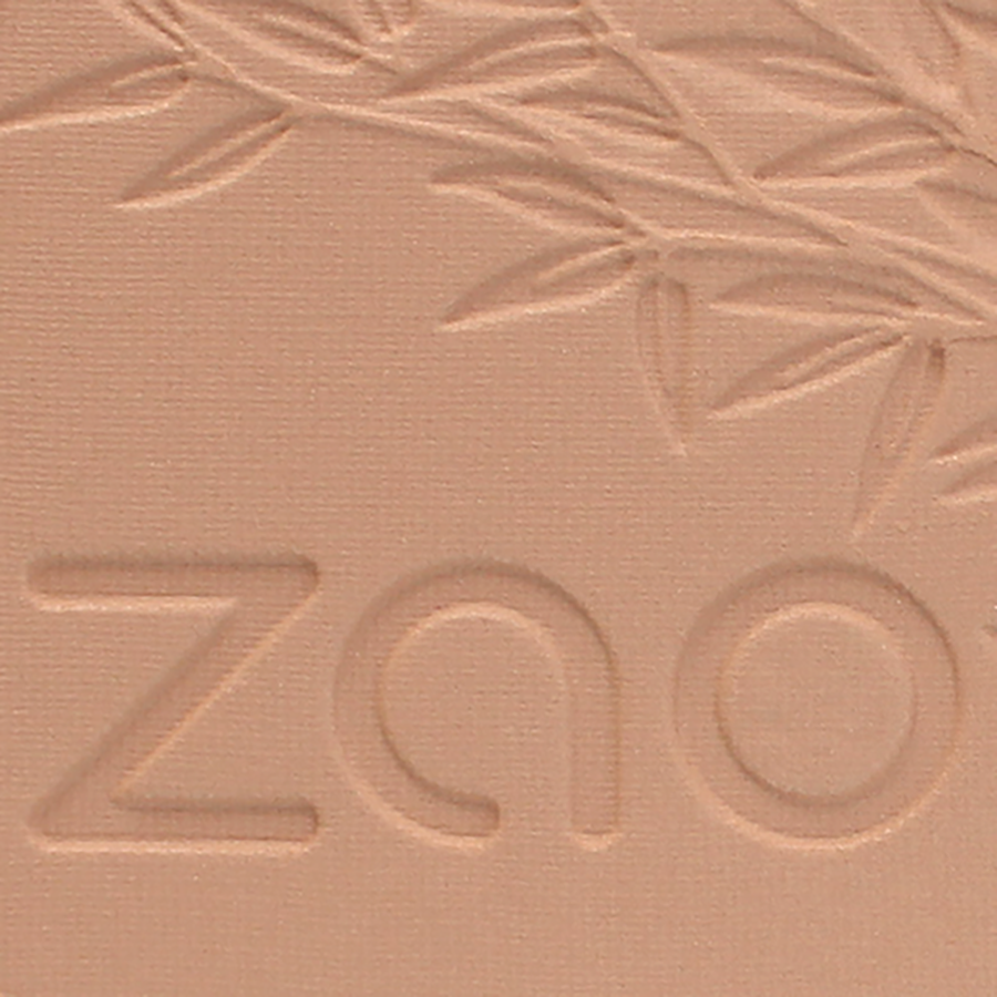 Application de la Poudre compacte 305 Sable rosé sur la peau