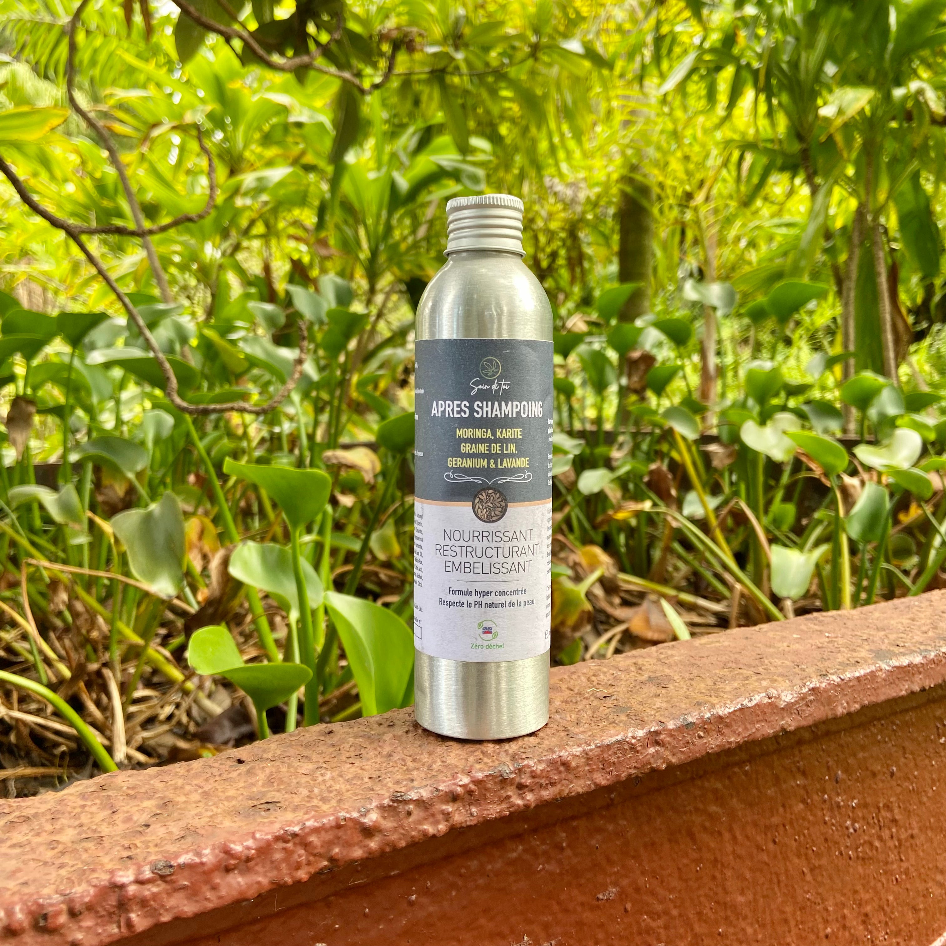 Application de l’Après-shampoing Nourrissant, Restructurant & Embellissant sur les longueurs
