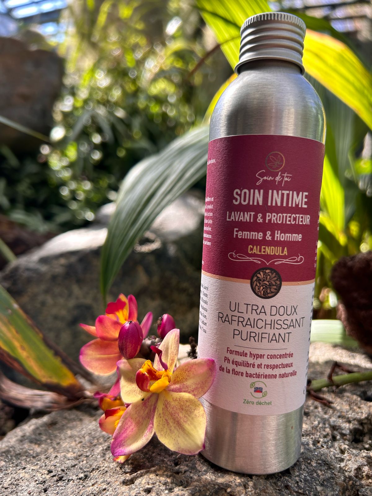 Application du Soin Hygiène Intime Lavant & Protecteur sous la douche