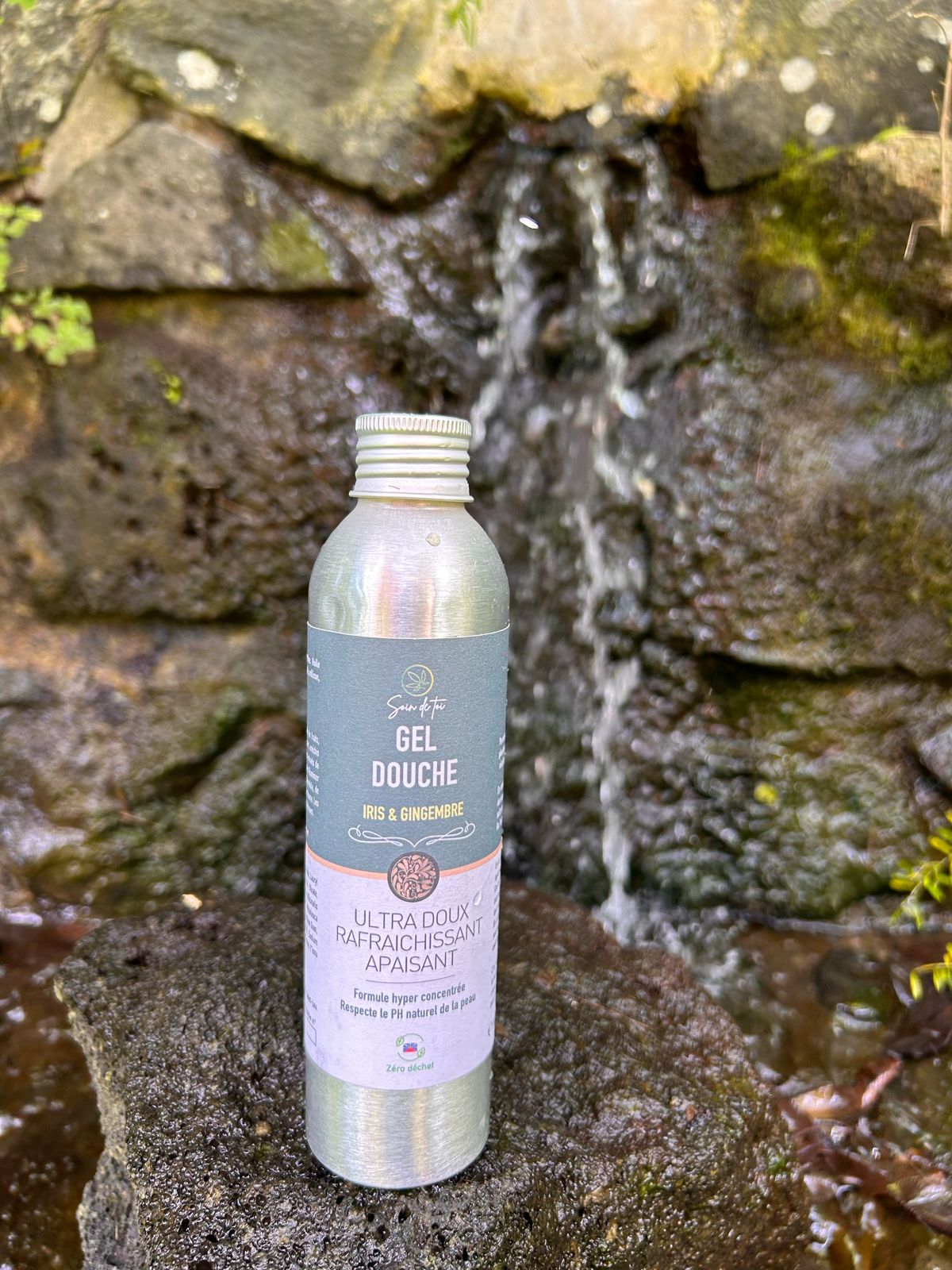 Application du Gel douche Iris & Gingembre sous la douche