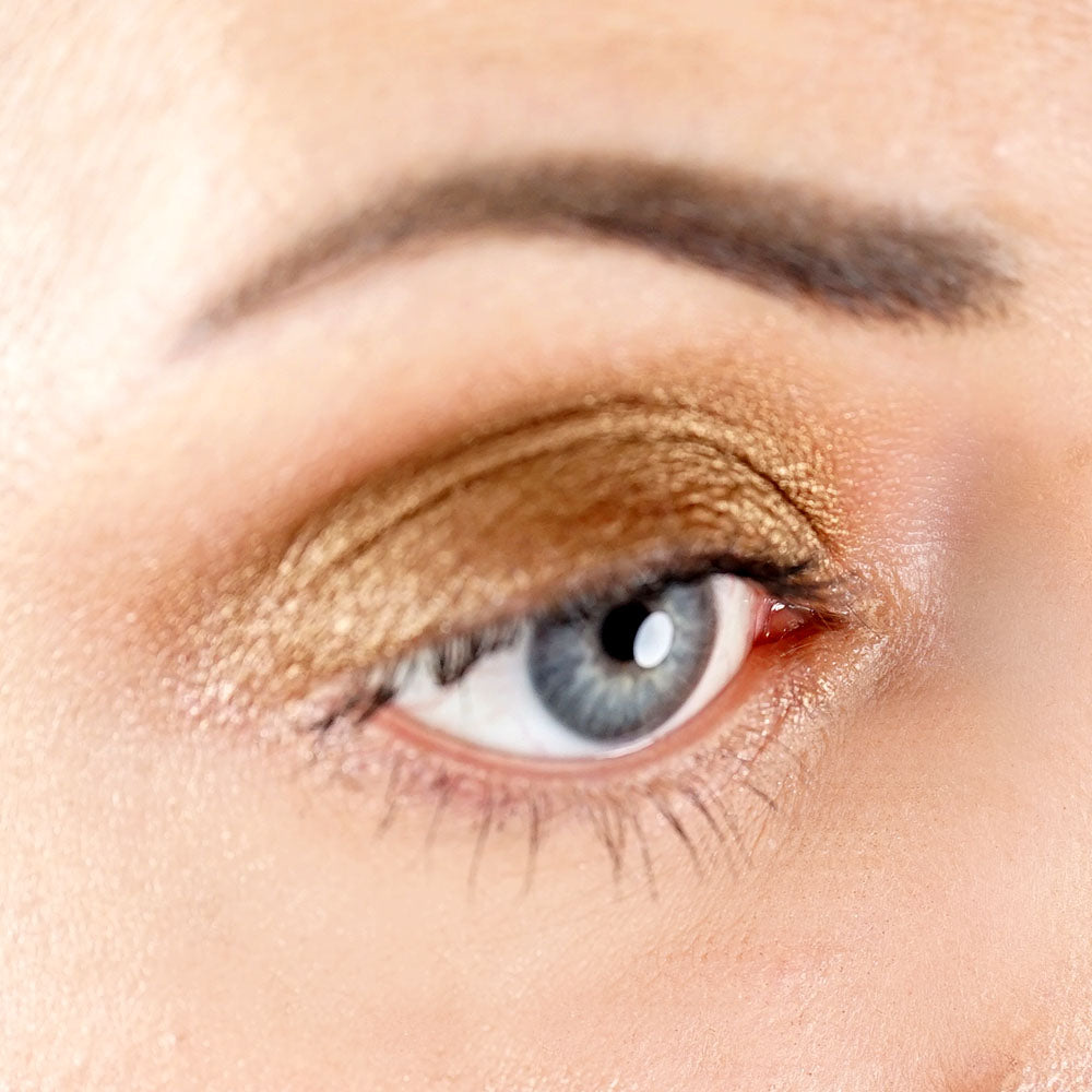 Application de la Recharge Ombre à paupières rectangle 274 Brun bronze sur la paupière