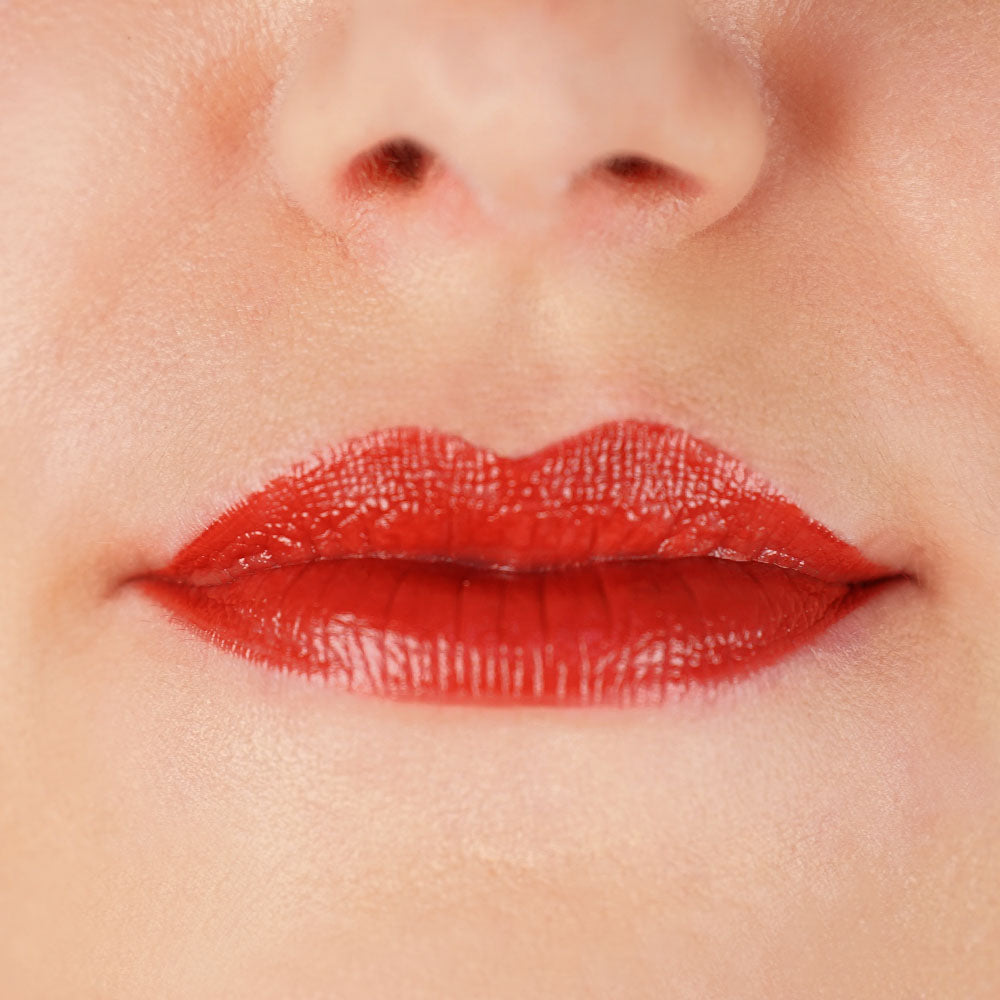 Application du Rouge à lèvres Classic 465 Rouge sombre sur les lèvres