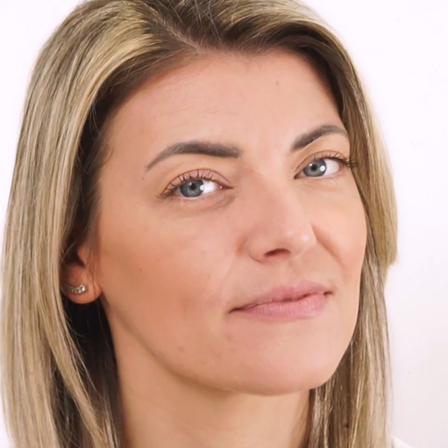 Application du Sérum teinté seconde peau 873 Doré sur le visage