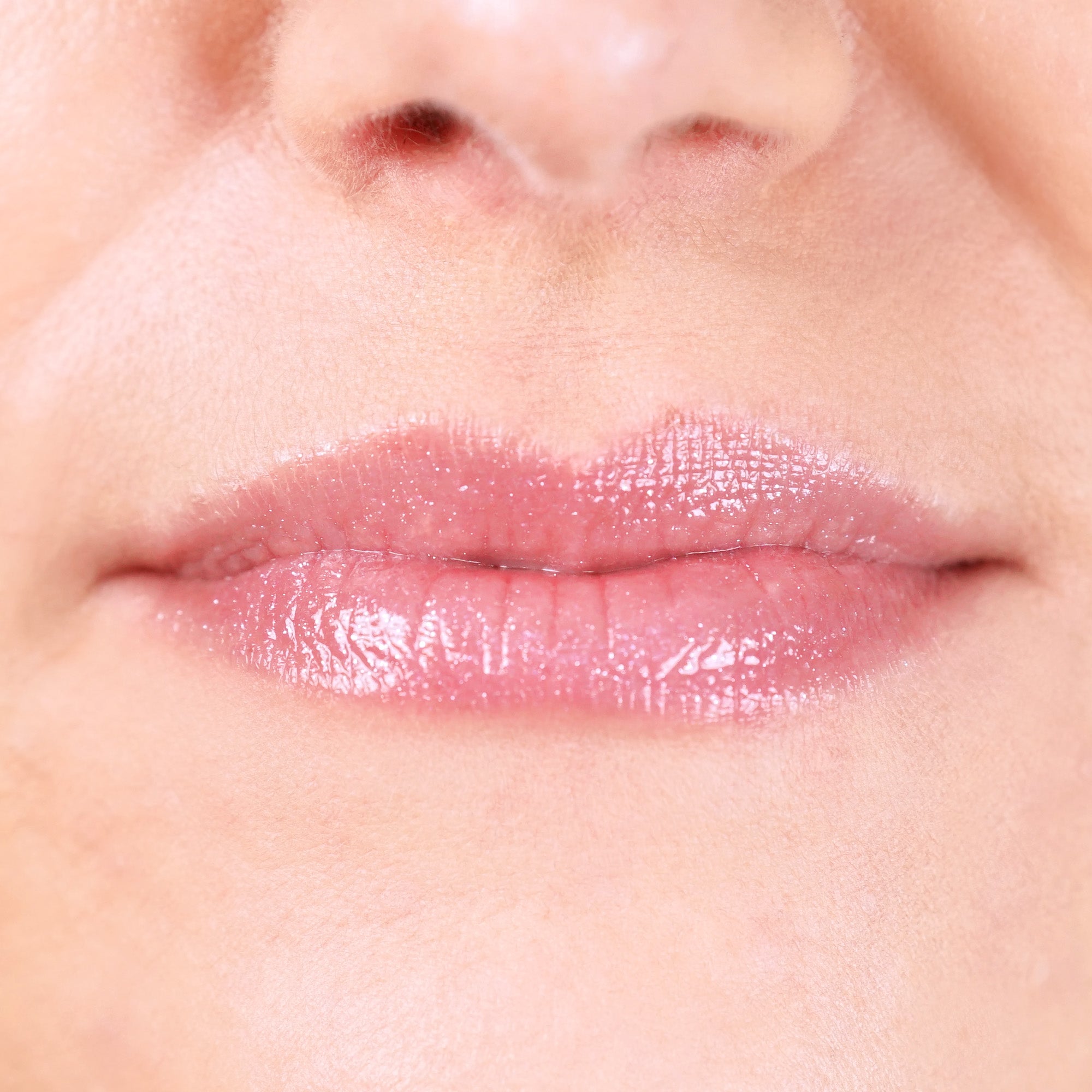 Application du Gloss 011 Rose sur les lèvres