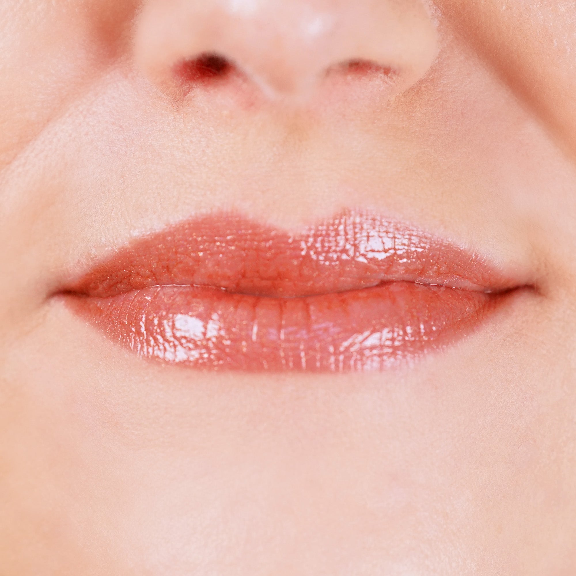 Application du Gloss 015 Glam Brown sur les lèvres