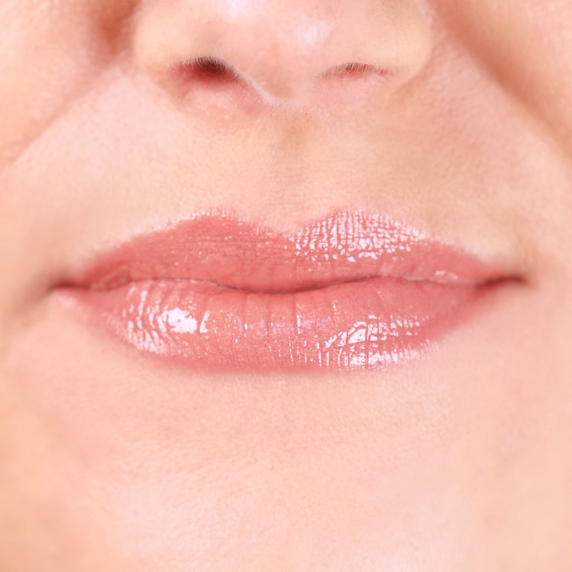 Application du Gloss 016 Sun Kiss sur les lèvres