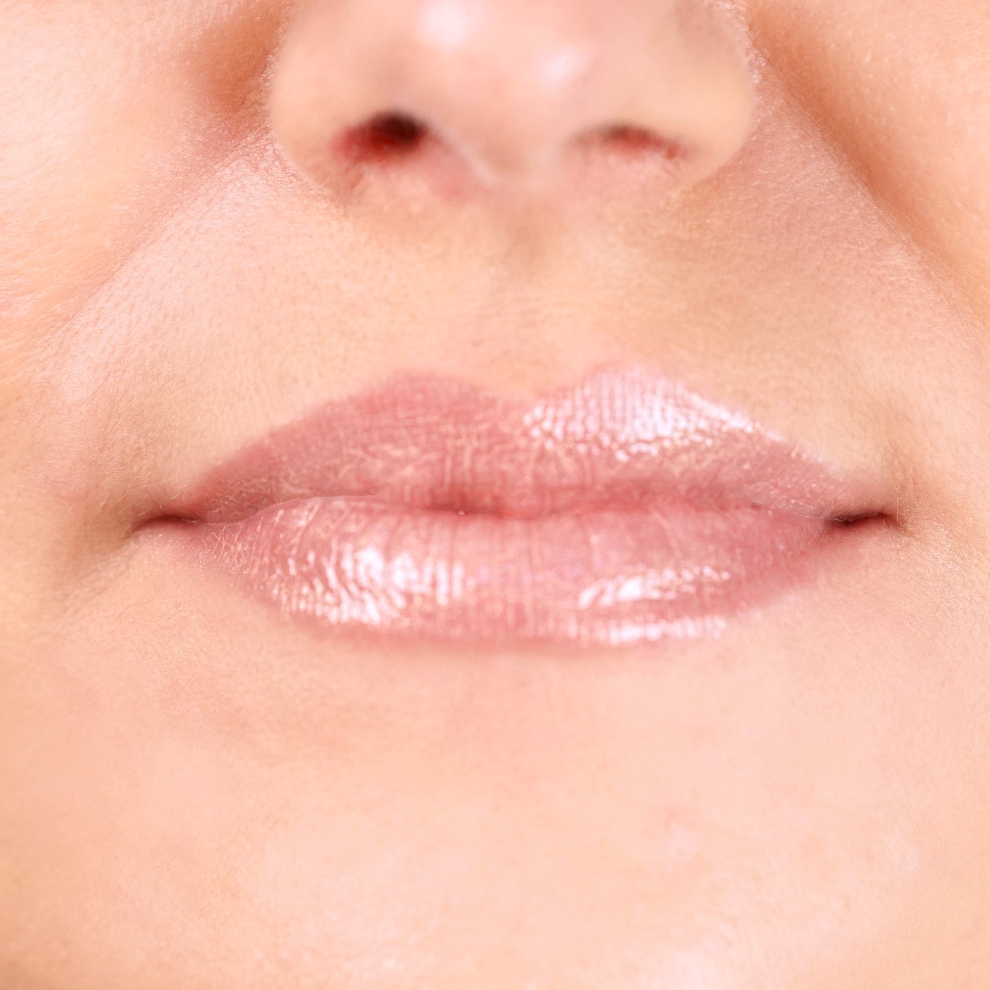 Application du Gloss 017 Nude Irisé sur les lèvres