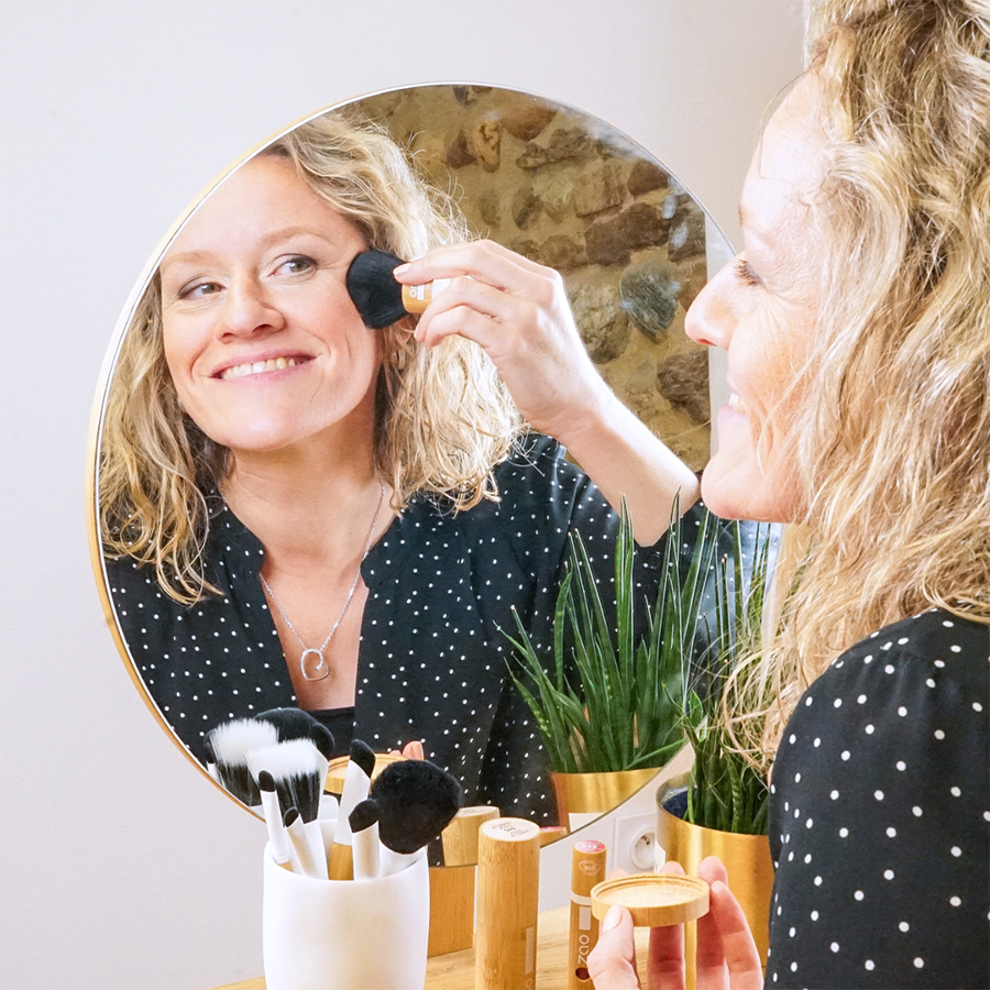 Application de la Mineral silk 502 Beige rosé sur la peau