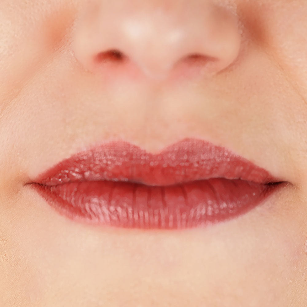 Application du Rouge à lèvres Classic 467 Nude hâlé sur les lèvres