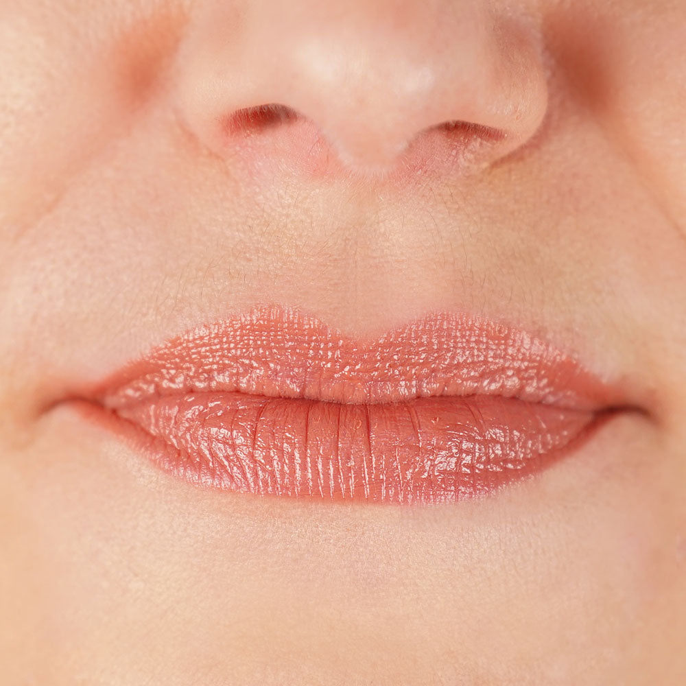 Application du Rouge à lèvres Classic 469 Rose nude sur les lèvres
